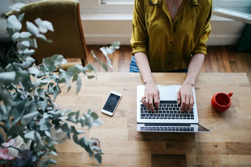 immagine di un blogger femminile scrivere sul computer portatile